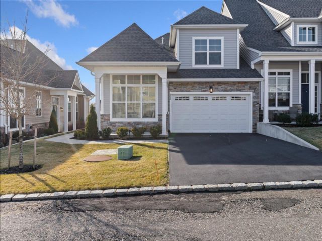  2 BR,  3.00 BTH &nbsp;Condo style home in Yaphank