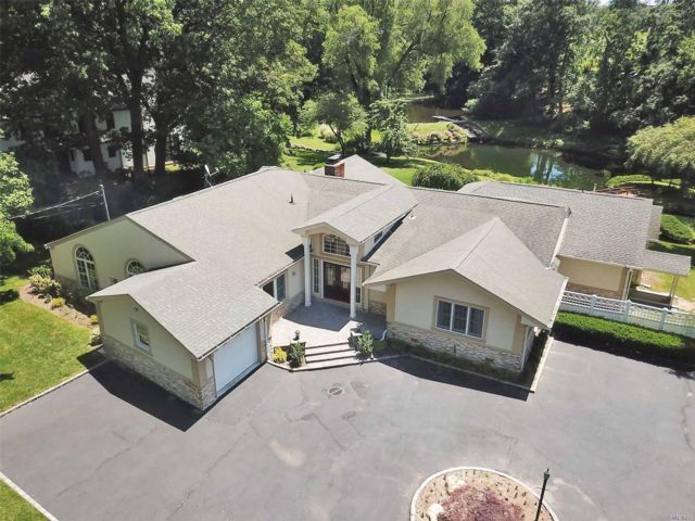  4 BR,  3.00 BTH &nbsp;Ranch style home in Roslyn Harbor