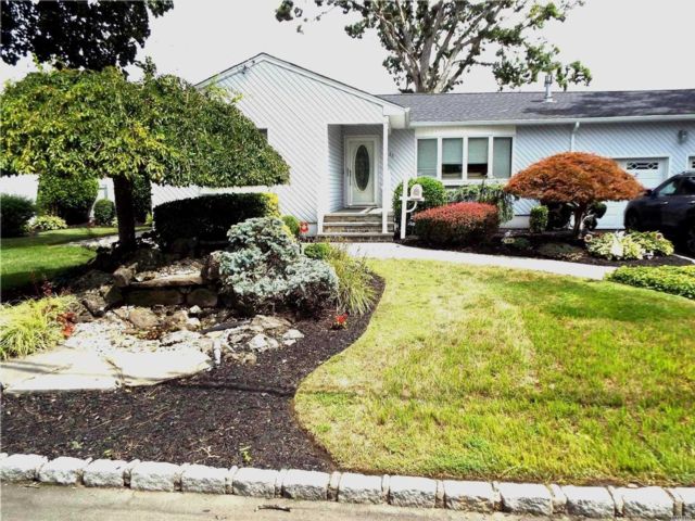  4 BR,  2.00 BTH &nbsp;Ranch style home in Deer Park