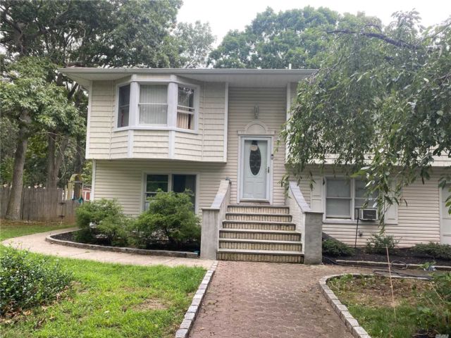  5 BR,  2.00 BTH &nbsp;Hi ranch style home in Farmingville