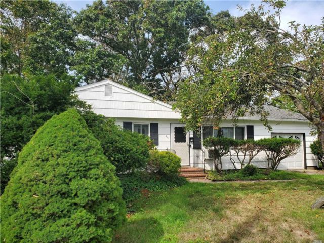  3 BR,  2.00 BTH &nbsp;Ranch style home in Blue Point