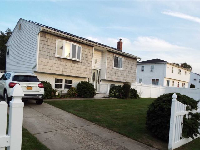  4 BR,  3.00 BTH &nbsp;Hi ranch style home in Amityville