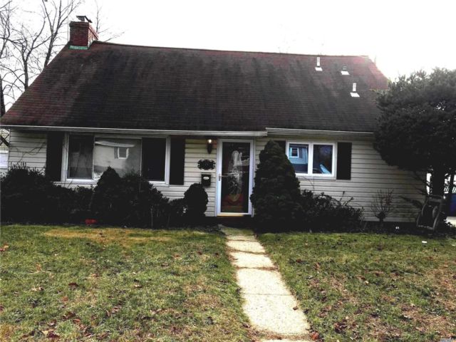  4 BR,  2.00 BTH &nbsp;Cape cod style home in Copiague