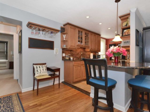  1 BR,  1.00 BTH &nbsp;Mid-rise style home in Bayside