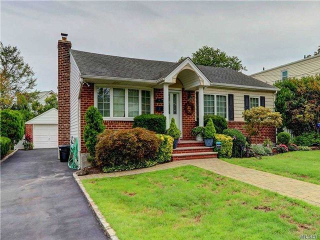  3 BR,  2.00 BTH &nbsp;Exp ranch style home in Malverne