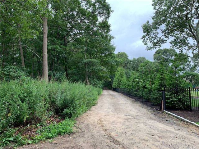 Lot <b>Size:</b> 1.9 &nbsp;Land style home in Remsenburg