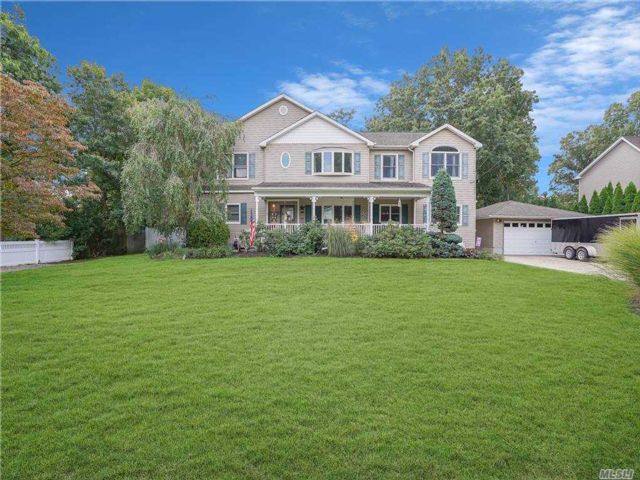  6 BR,  5.00 BTH &nbsp;Colonial style home in Centereach