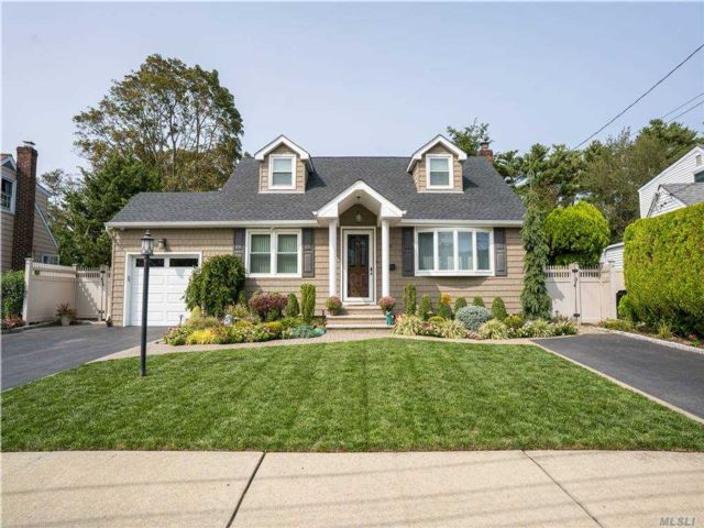  3 BR,  3.00 BTH &nbsp;Exp cape style home in East Meadow