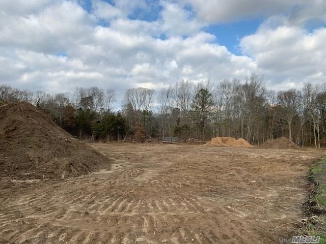 Lot <b>Size:</b> .73 Acre &nbsp;Land style home in Remsenburg