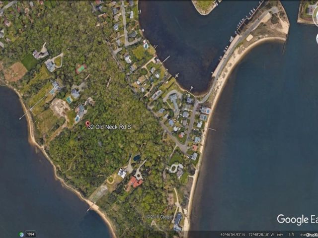 Lot <b>Size:</b> 0X0 &nbsp;Land style home in Center Moriches