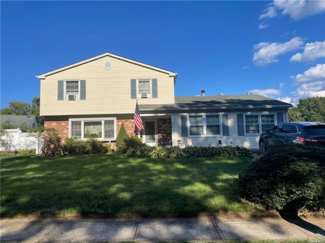  3 BR,  4.00 BTH &nbsp;Colonial style home in Lake Grove