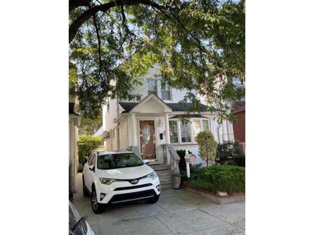  3 BR,  3.00 BTH &nbsp;House style home in Jamaica