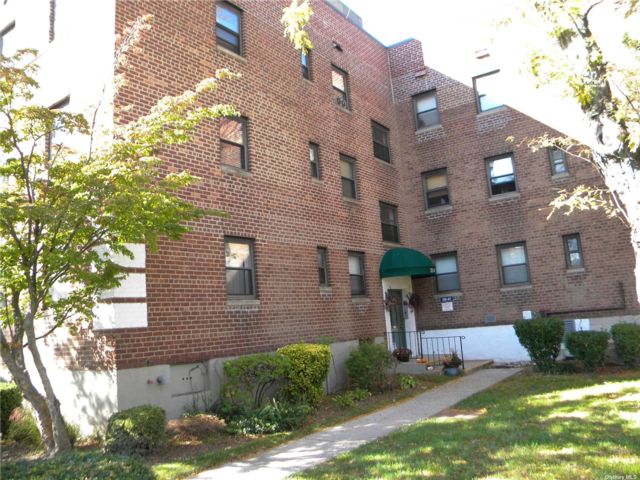  1 BR,  1.00 BTH &nbsp;Mid-rise style home in Bayside