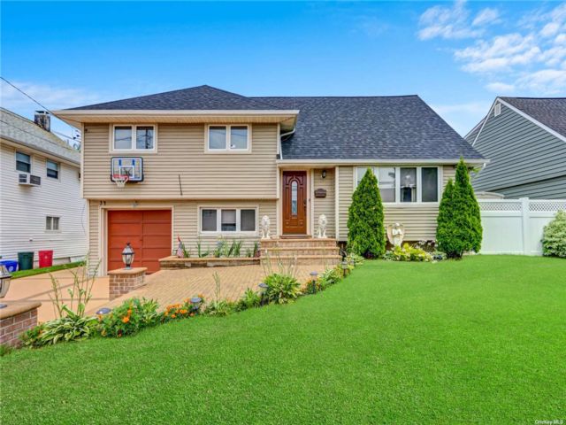  4 BR,  3.00 BTH &nbsp;Split level style home in Oceanside