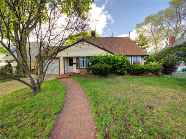  5 BR,  2.00 BTH &nbsp;Exp ranch style home in Levittown
