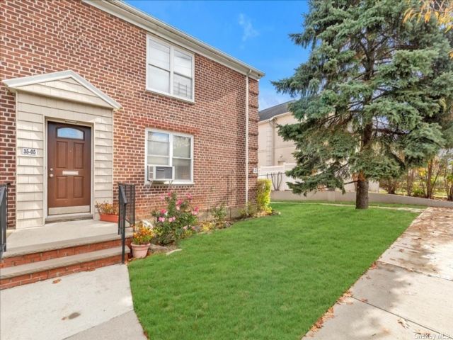  2 BR,  1.00 BTH &nbsp;Garden style home in Bayside