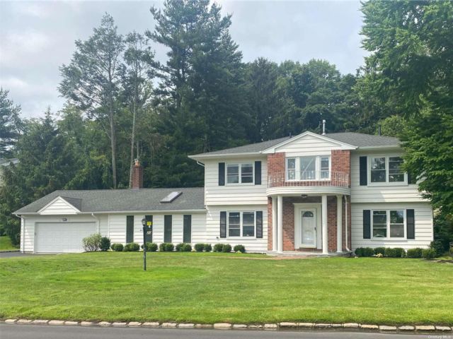  5 BR,  5.00 BTH &nbsp;Colonial style home in East Hills