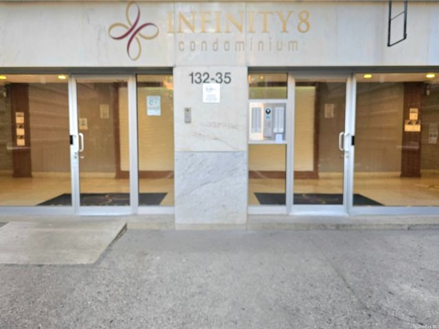  2 BR,  1.00 BTH &nbsp;Mid-rise style home in Flushing