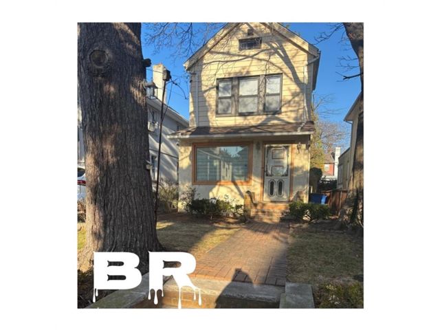 3 BR,  2.00 BTH &nbsp;Single family style home in Madison