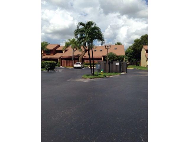  2 BR,  2.00 BTH &nbsp;Townhouse style home in Dania