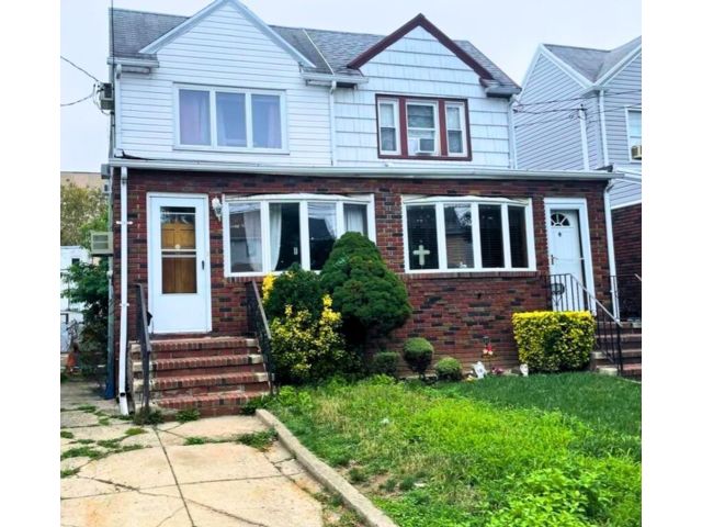  3 BR,  2.00 BTH &nbsp;Single family style home in Marine Park