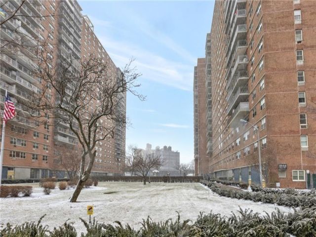  2 BR,  1.00 BTH &nbsp;Co-op style home in Coney Island