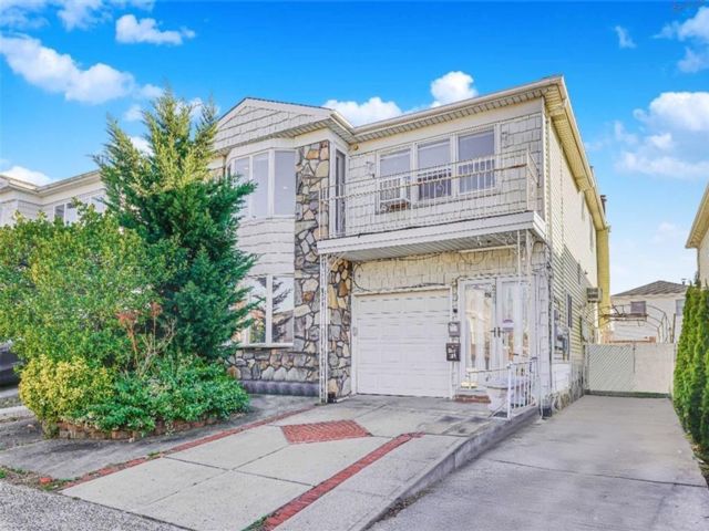  5 BR,  5.00 BTH &nbsp;Multi-family style home in Heartland Village