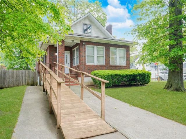  4 BR,  3.00 BTH &nbsp;Single family style home in Westerleigh