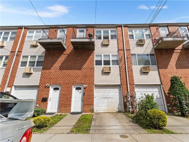  2 BR,  2.00 BTH &nbsp;Condominium style home in New Dorp