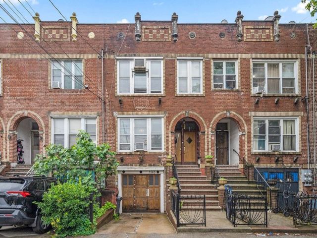 5 BR,  0.00 BTH &nbsp;Multi-family style home in Boro-park