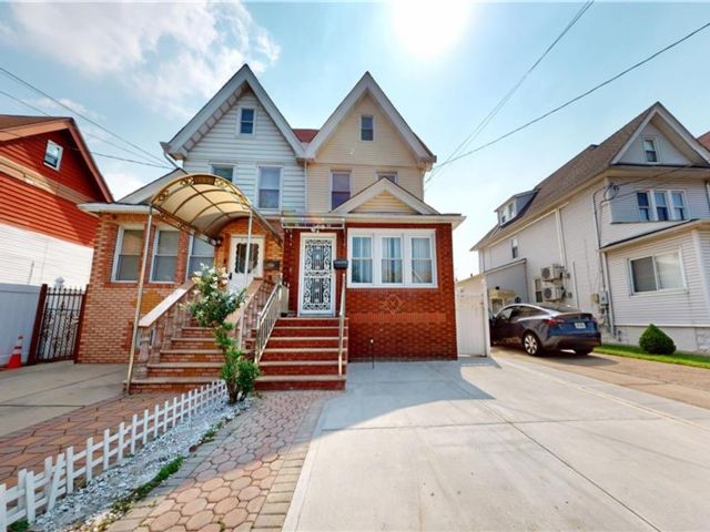  3 BR,  3.00 BTH &nbsp;Single family style home in Old Mill Basin