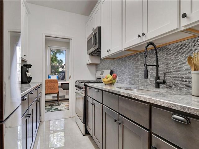  2 BR,  1.00 BTH &nbsp;Co-op style home in Midwood