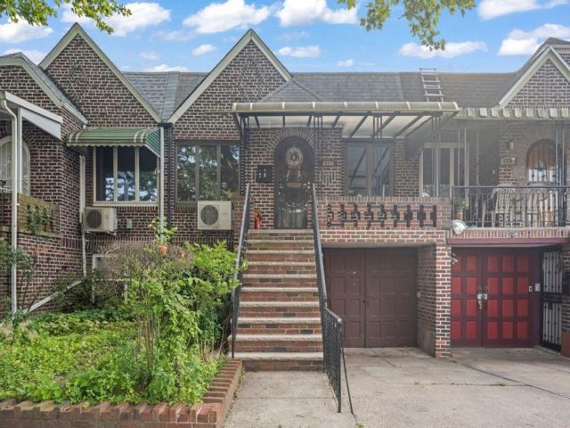  3 BR,  2.00 BTH &nbsp;Multi-family style home in Sheepshead Bay