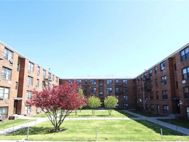  2 BR,  1.00 BTH &nbsp;Co-op style home in Canarsie