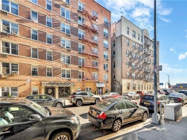  2 BR,  1.00 BTH &nbsp;Co-op style home in Brighton Beach