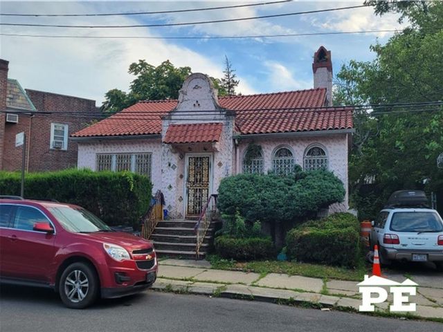  5 BR,  2.00 BTH &nbsp;Single family style home in Midwood