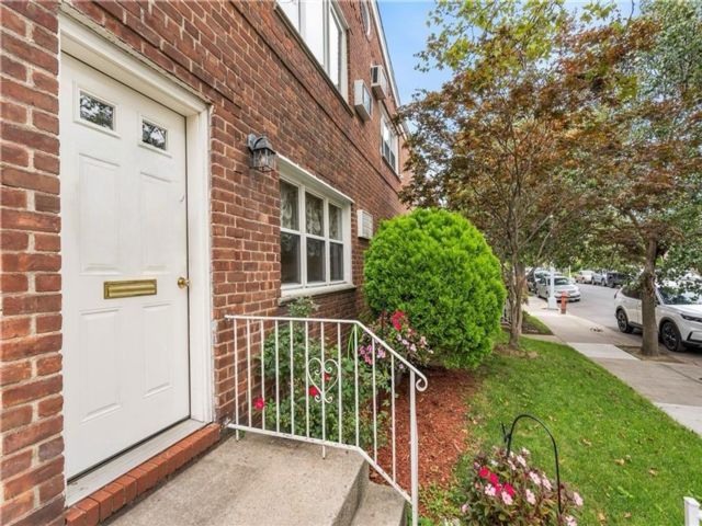  1 BR,  1.00 BTH &nbsp;Co-op style home in Bath Beach