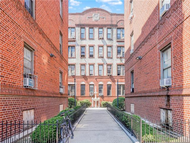  1 BR,  1.00 BTH &nbsp;Co-op style home in Bensonhurst