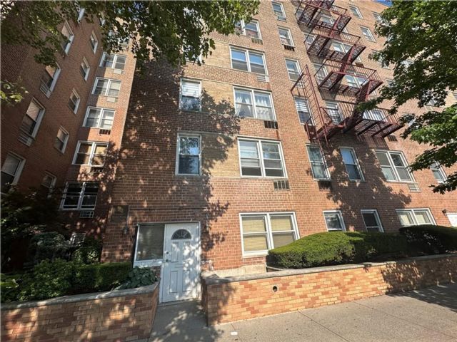  3 BR,  2.00 BTH &nbsp;Co-op style home in Sheepshead Bay