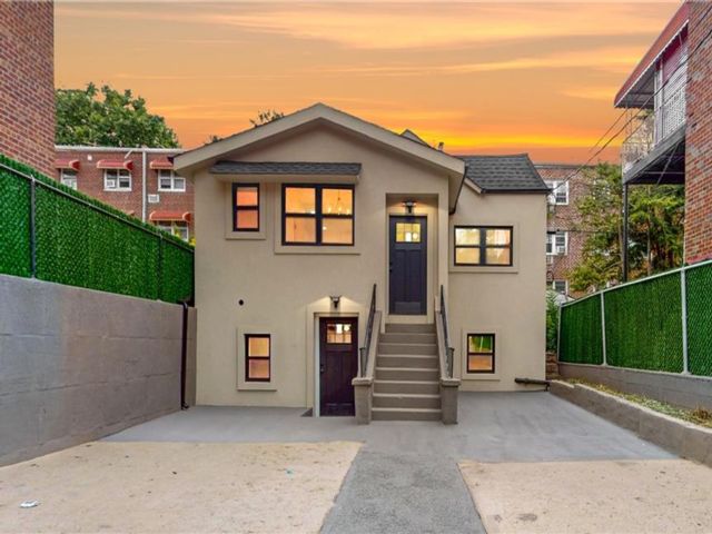  4 BR,  2.00 BTH &nbsp;Single family style home in Canarsie