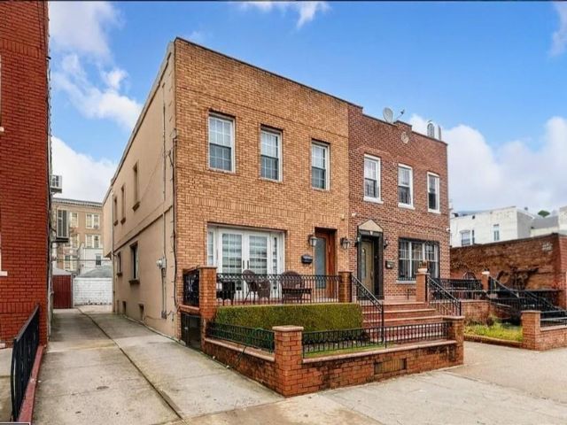  7 BR,  2.00 BTH &nbsp;Single family style home in Marine Park