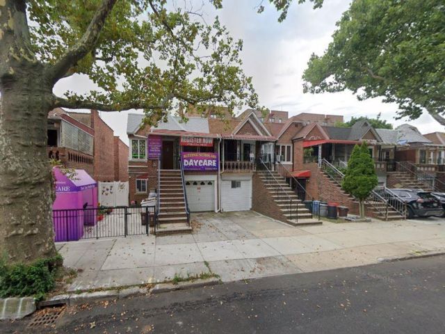  5 BR,  3.00 BTH &nbsp;Multi-family style home in Gravesend