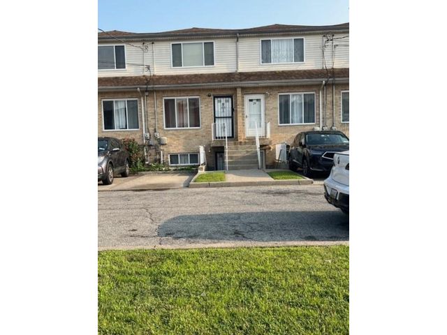  3 BR,  3.00 BTH &nbsp;Single family style home in Mariners Harbor