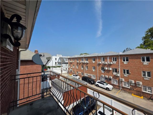  3 BR,  2.00 BTH &nbsp;Condominium style home in Bensonhurst