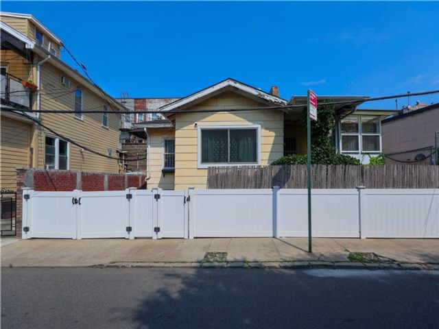  2 BR,  3.00 BTH &nbsp;Multi-family style home in Brighton Beach