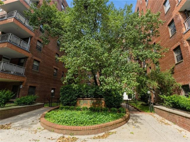  1 BR,  1.00 BTH &nbsp;Co-op style home in Flatlands