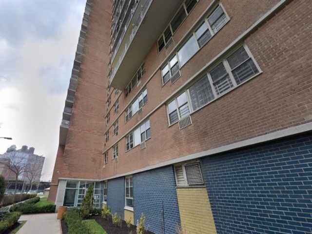  2 BR,  2.00 BTH &nbsp;Co-op style home in Coney Island