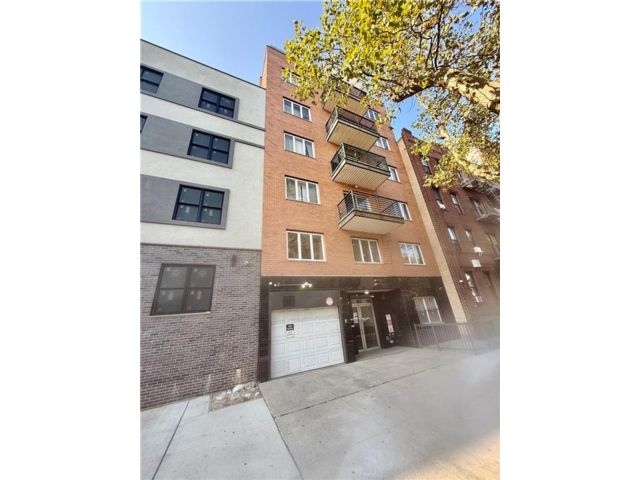  3 BR,  1.50 BTH &nbsp;Condominium style home in Bensonhurst