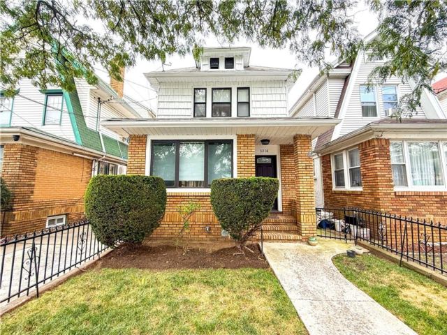  3 BR,  3.00 BTH &nbsp;Single family style home in Midwood