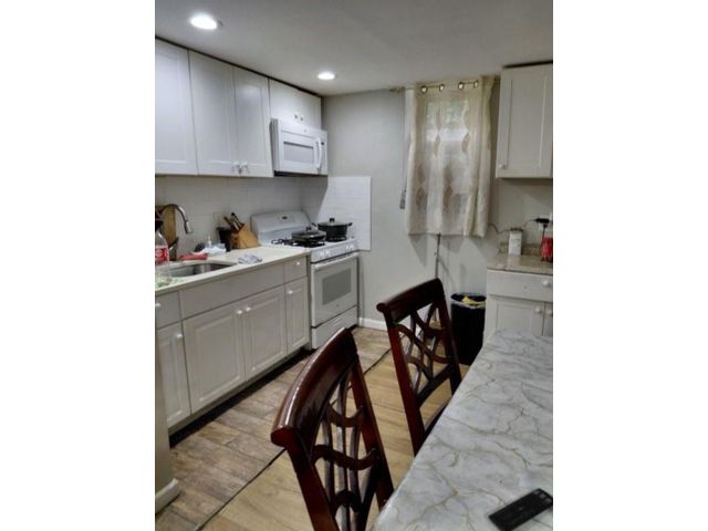  4 BR,  2.00 BTH &nbsp;Single family style home in Brighton Beach